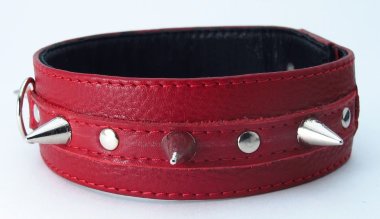 Ошейник с металиическими шипами красный — Твой Каприз