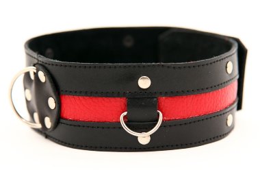 Черный кожаный ошейник с красной вставкой — Твой Каприз