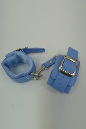 Наручники голубые с мехом винил — Твой Каприз