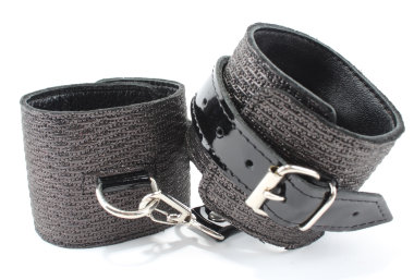 Наручники из натуральной кожи с тиснением и лаковыми ремешками — Твой Каприз